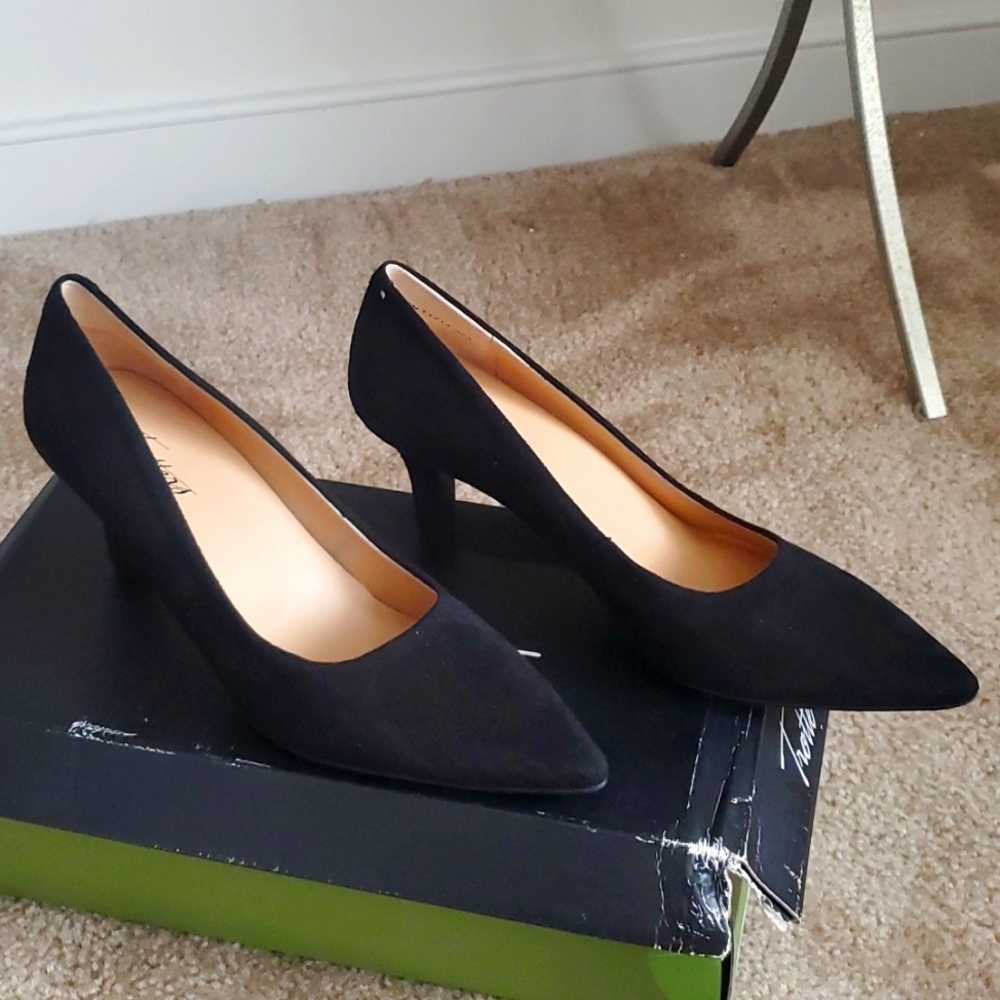Trotters kitten heel suede pumps size 7N
